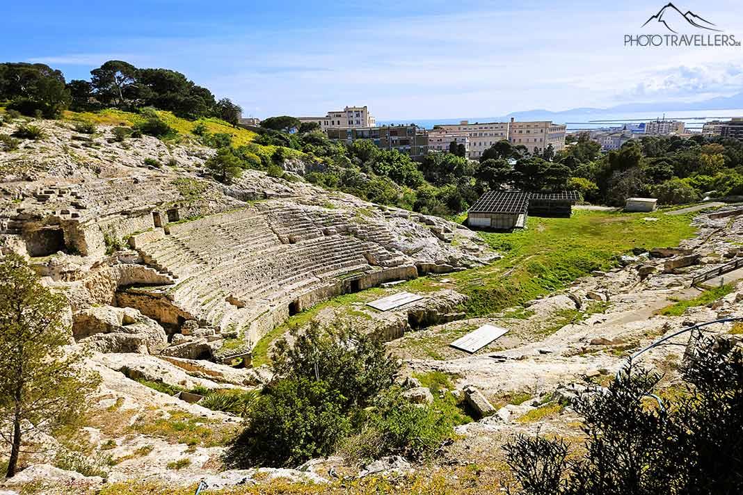 Les escaliers raides de l'ancien amphithéâtre romain épousent une colline à Cagliari