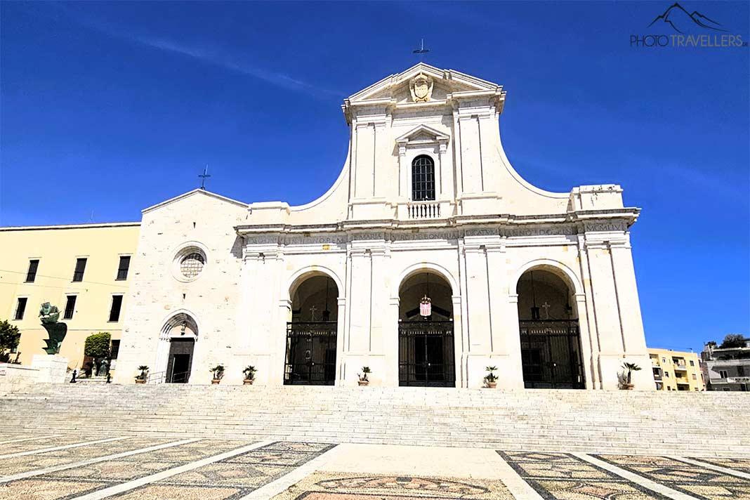 La basilique Nostra Signora à trois parties se distingue par sa façade néoclassique lumineuse