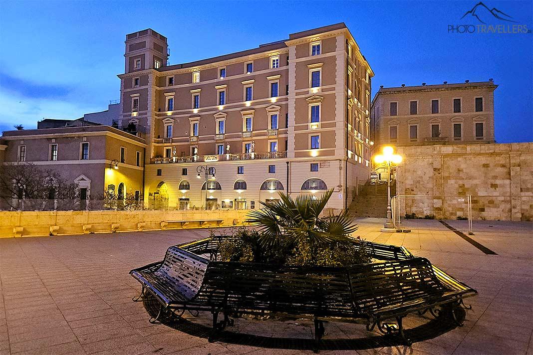 Le bâtiment antique à plusieurs étages Bastione di Santa Catarina est éclairé par le ciel nocturne