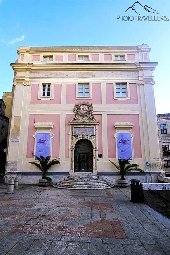 La façade rose est un élément clé de l'ancien palais municipal