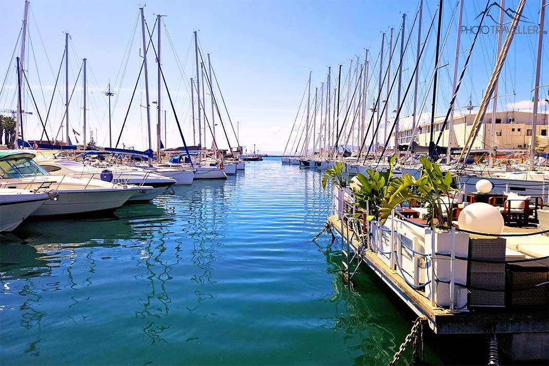 De nombreux voiliers sont ancrés les uns à côté des autres dans le port de Cagliari