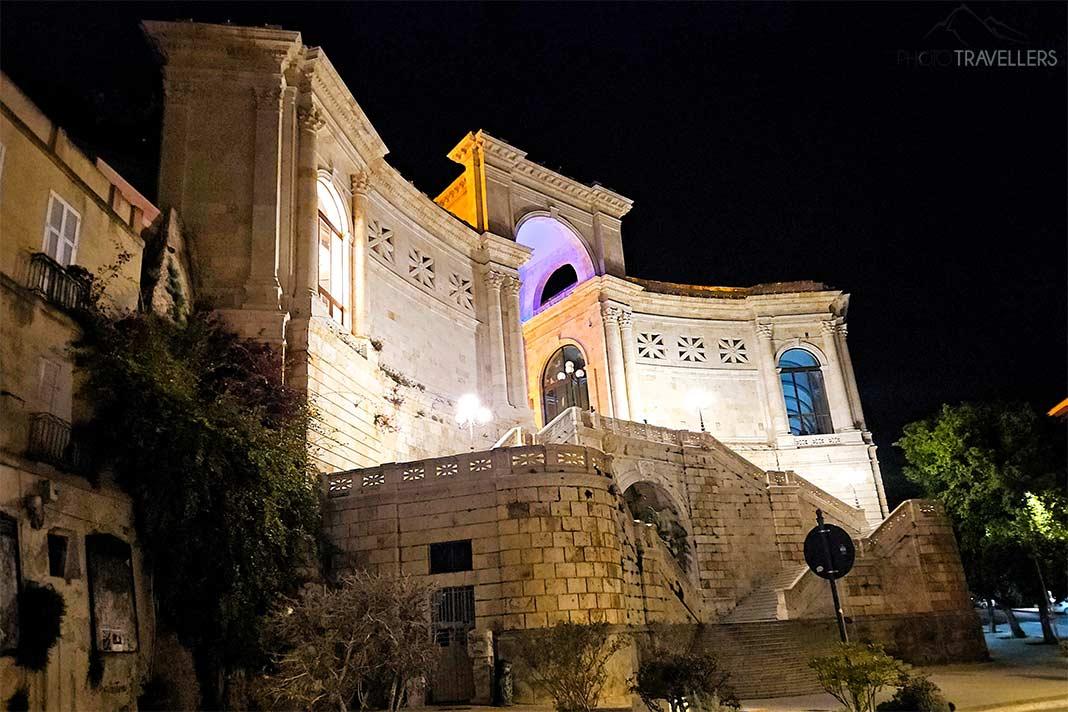 Le bâtiment tripartite de la Bastion Saint Remy brille la nuit sous les projecteurs