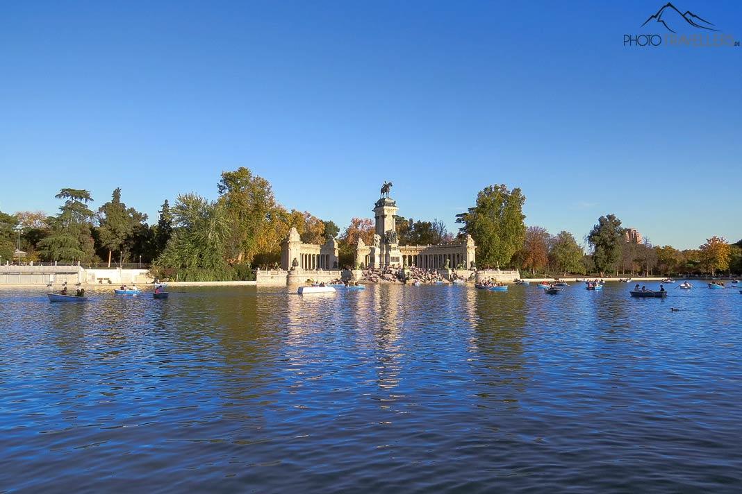 Des barques à rames sur le lac du Retiro à Madrid