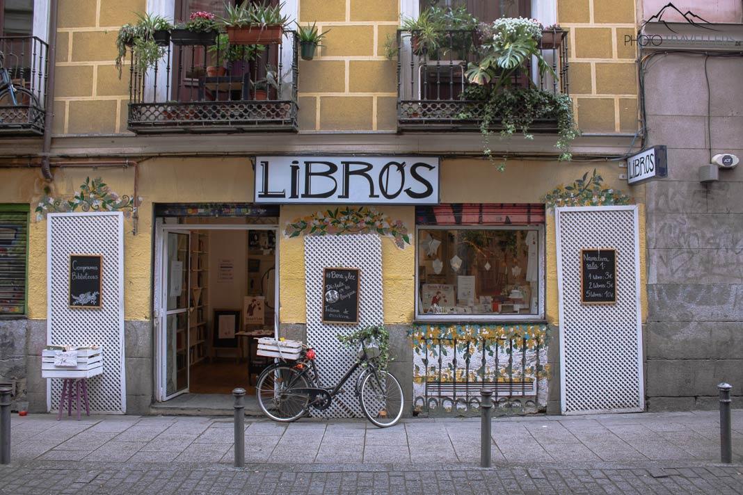 Une bibliothèque dans le quartier hipster de Malasaña à Madrid