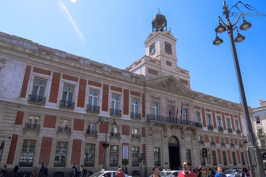 Le bâtiment gouvernemental Real Casa de Correos à Madrid