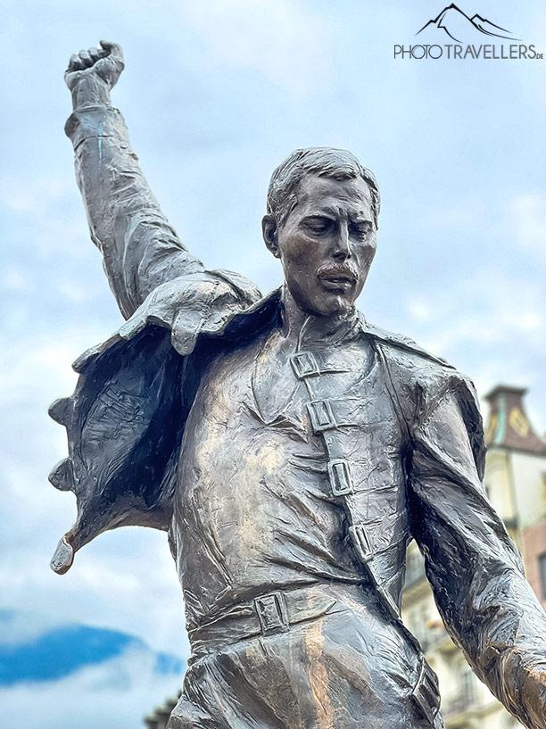 Vista da estátua de Freddie Mercury em Montreux, à beira do Lago Genebra
