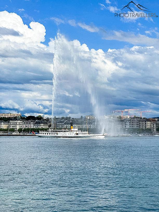 A fonte de Genebra está localizada centralmente no lago
