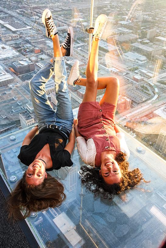 Pauline et Anita dans les boîtes en verre de 'The Ledge'