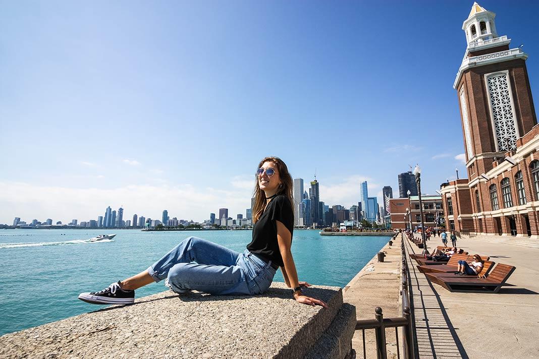 Pauline pose sur le Navy Pier
