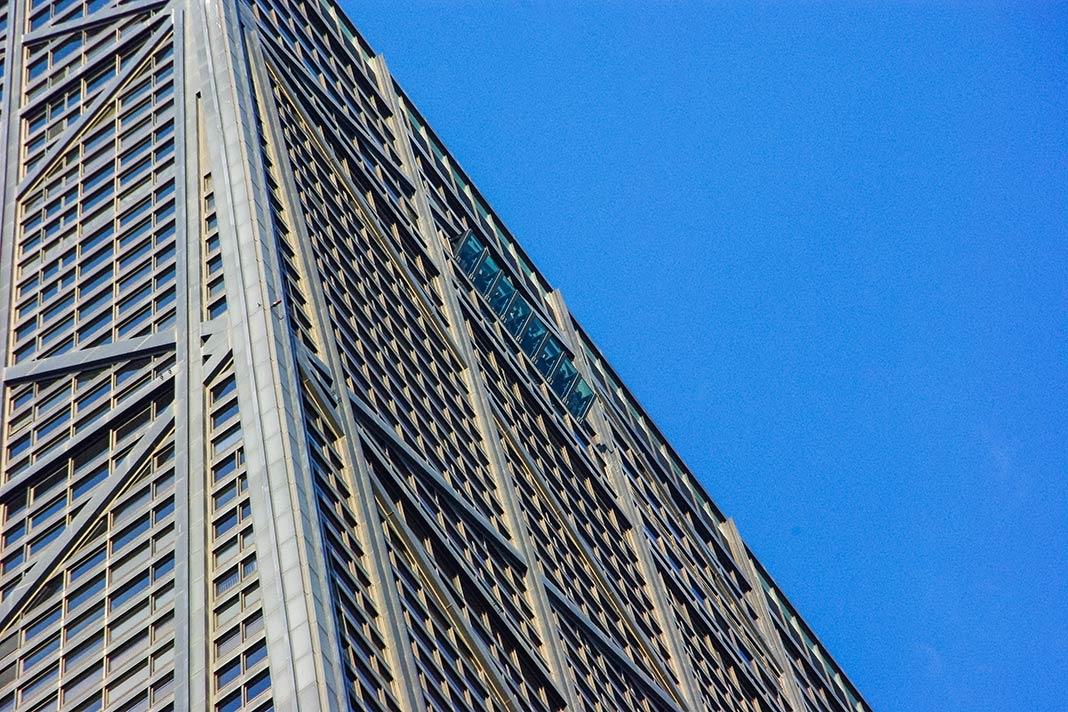Une rangée de fenêtres au 94ème étage du John Hancock Center
