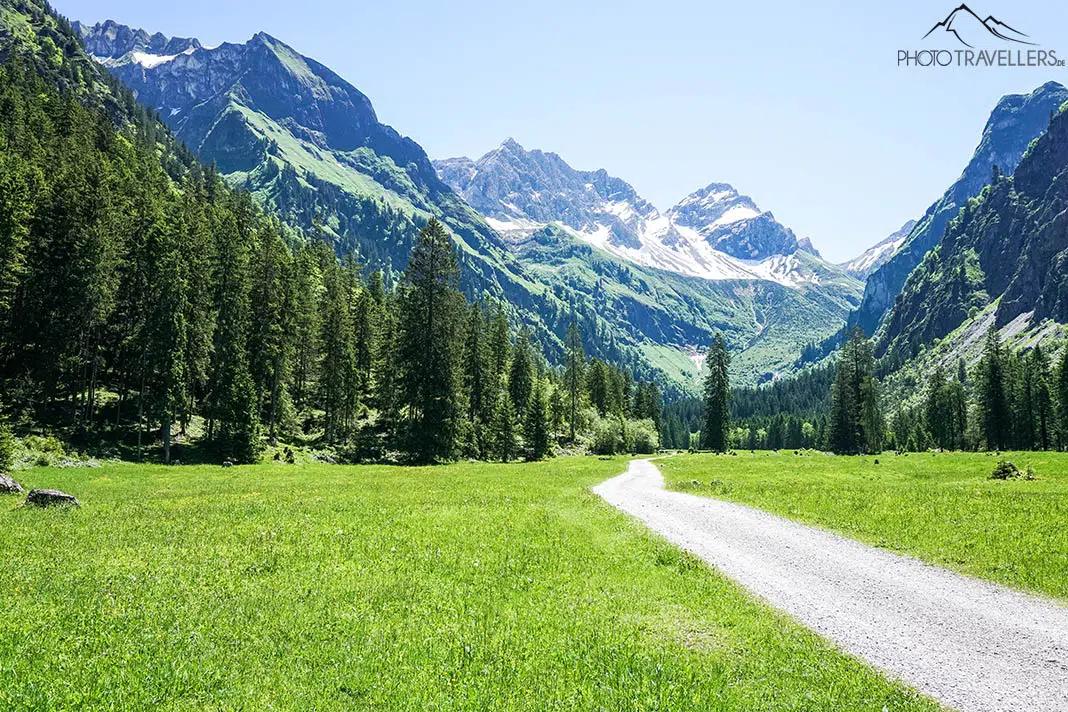Le sentier de randonnée à travers l'Oytal