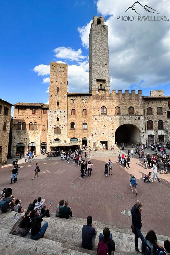 A movimentada Piazza del Duomo em San Gimignano