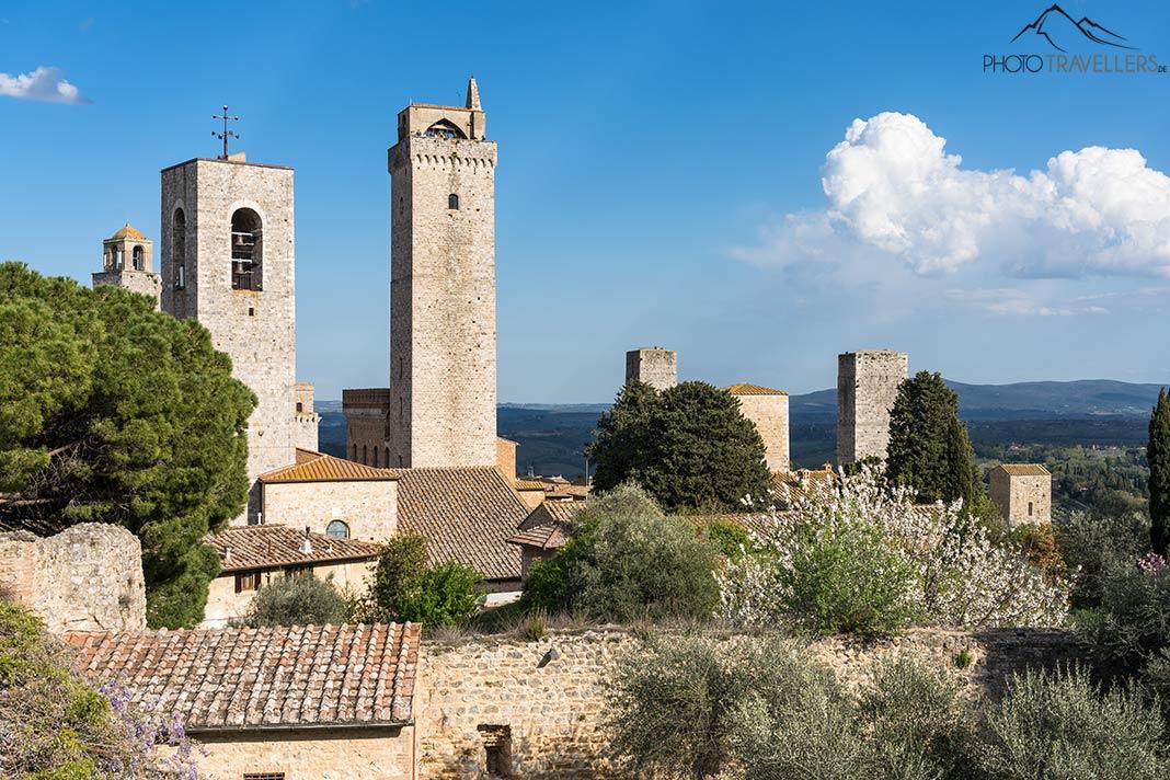 A vista do Parco della Rocca para as torres nobres em San Gimignano