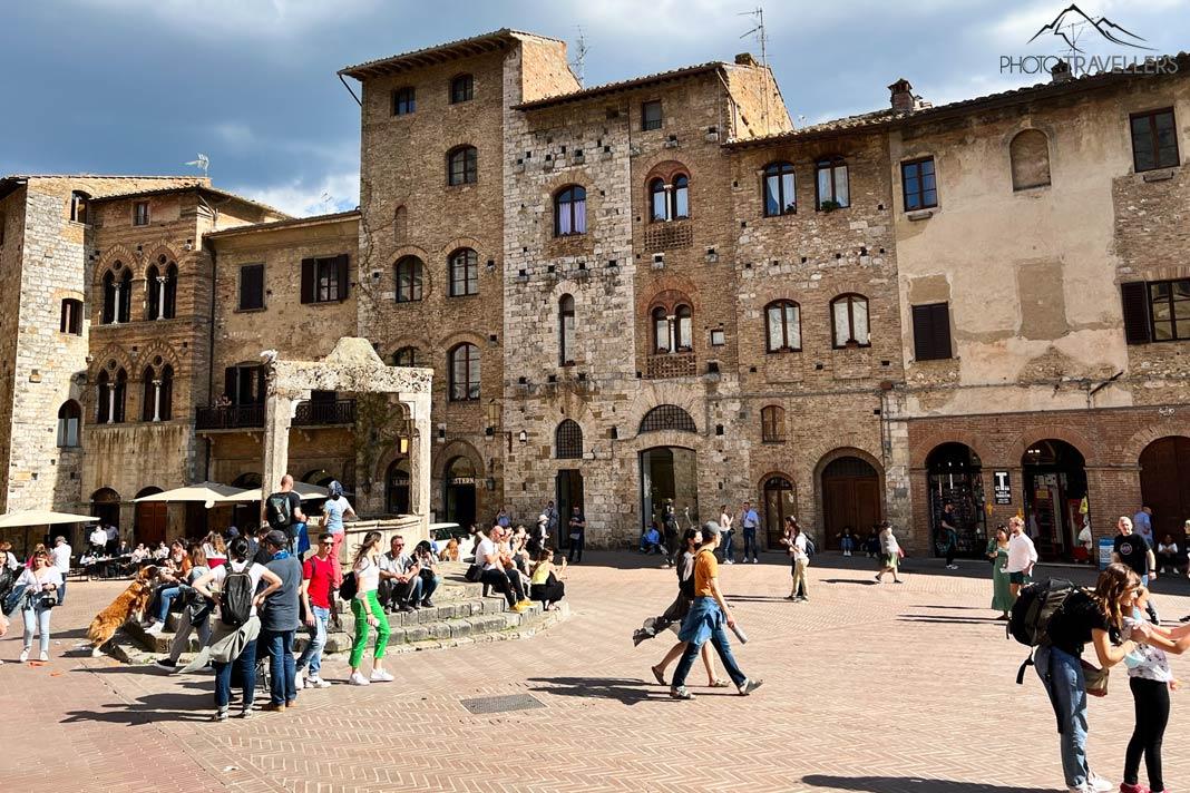Turistas na Piazza della Cisterna em San Gimignano