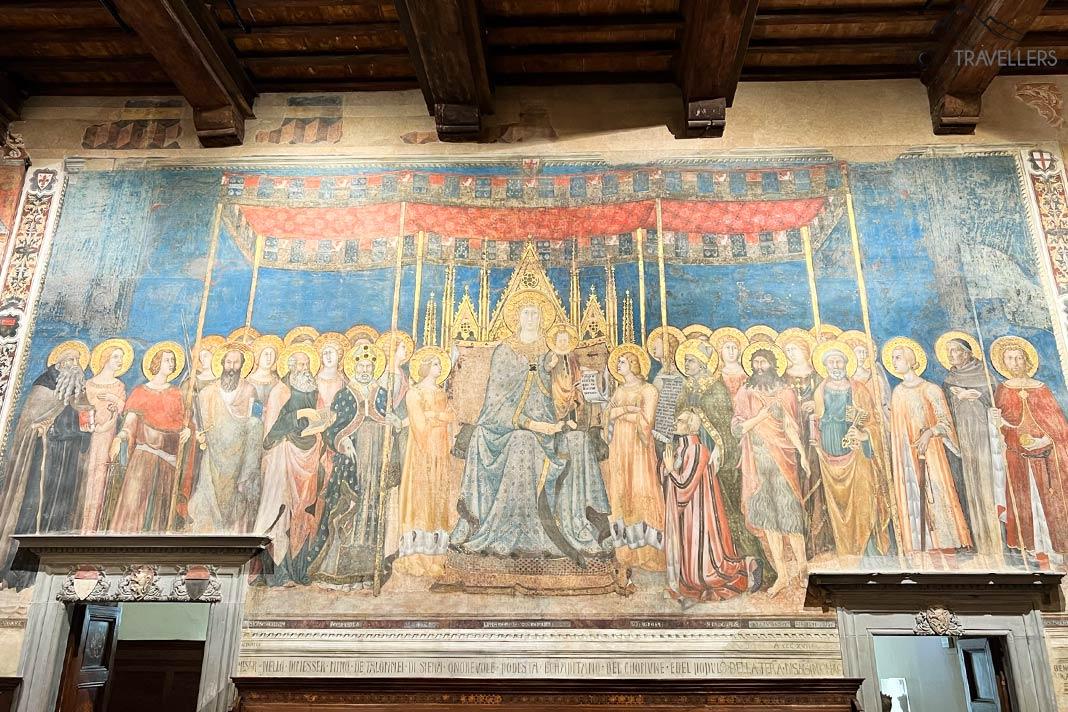 A enorme pintura "Maestà" do artista Lippo Memmi na Sala Dante no Museo Civico em San Gimignano