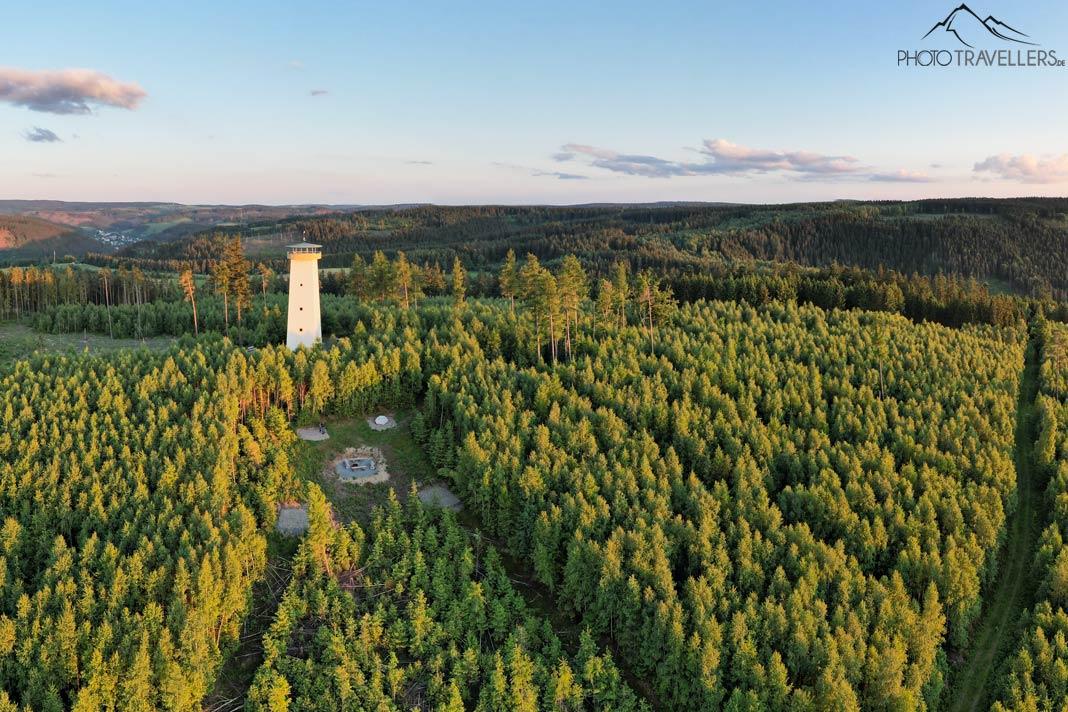 La tour Thüringer Warte dans la forêt franconienne vue du ciel