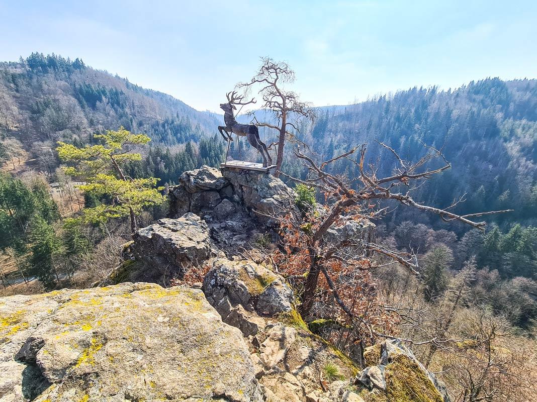 La statue d'un cerf s'élançant au saut du cerf dans la forêt franconienne