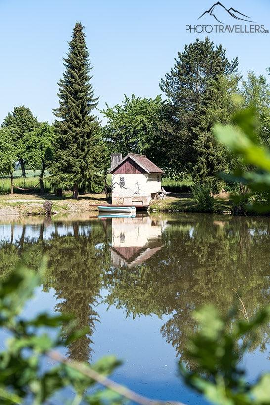 Un petit étang avec cabane dans la forêt franconienne