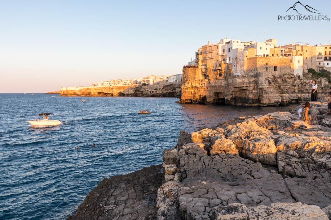 Vue de Polignano a Mare avec la mer