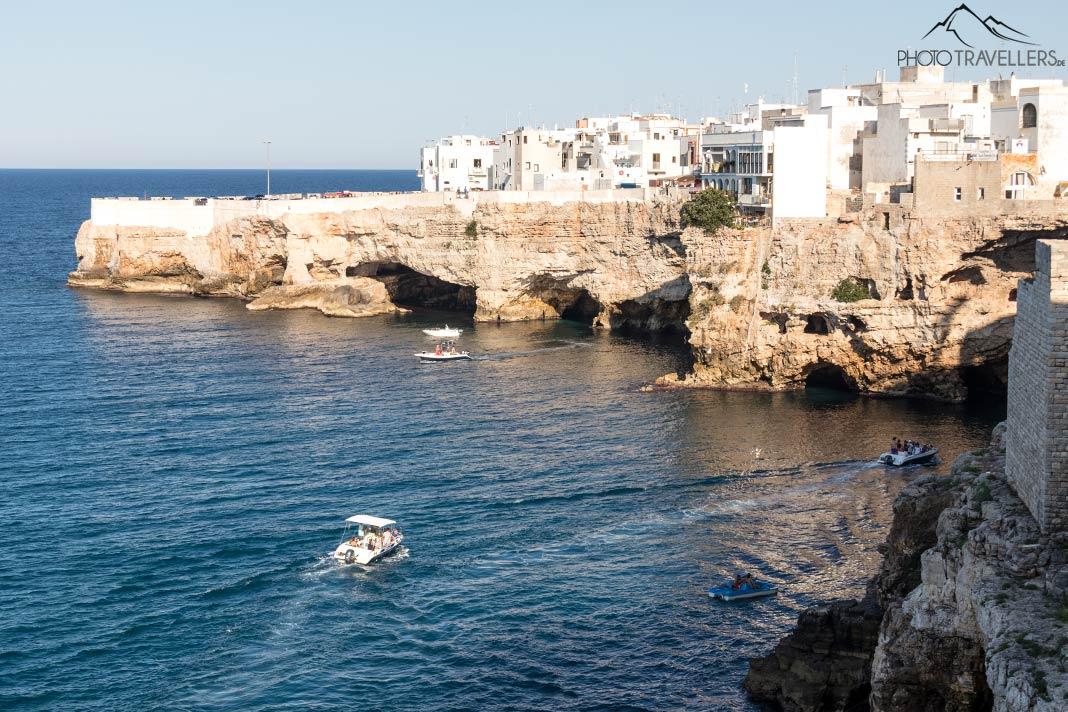 La côte avec des grottes à Polignano a Mare
