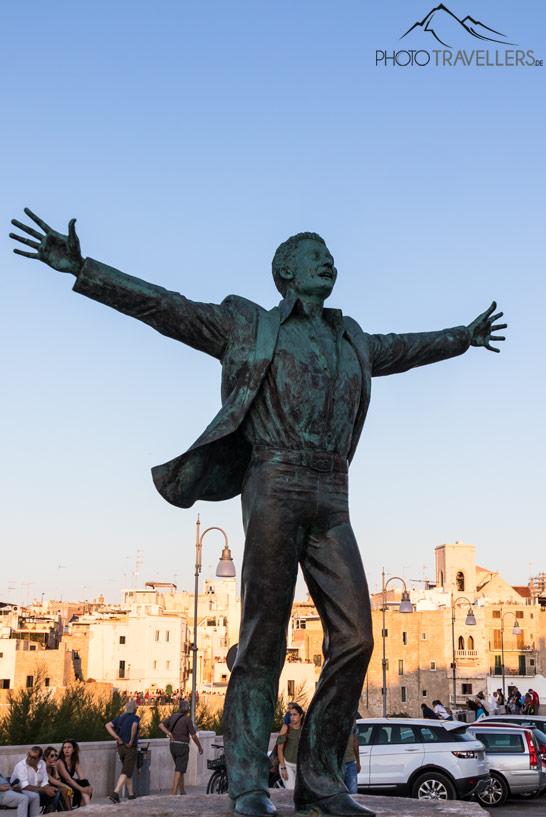 La statue de Domenico Modugno à Polignano a Mare