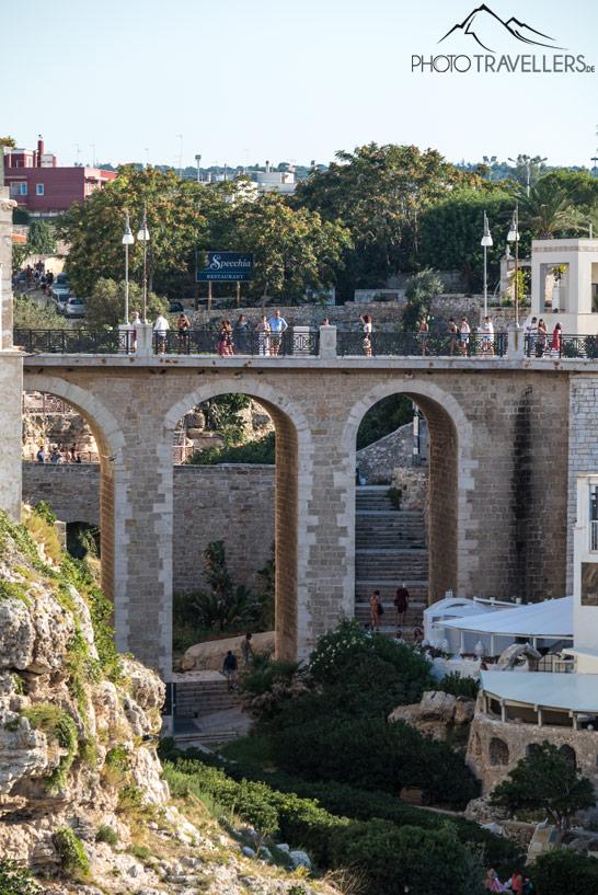 Vue du pont à Polignano a Mare