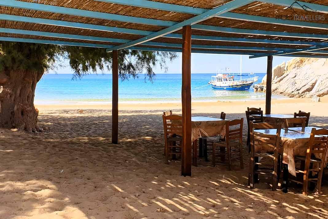 Mesas vacías en una taberna de playa en la bahía de Psili Ammos