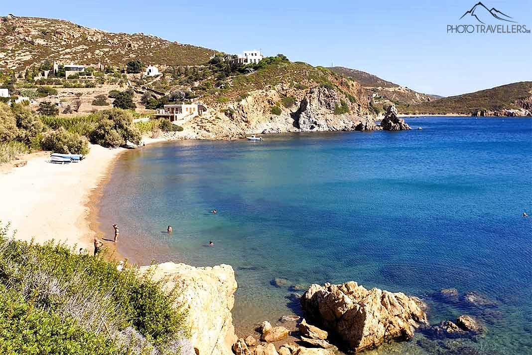 La playa de arena de Vagia se encuentra entre colinas verdes