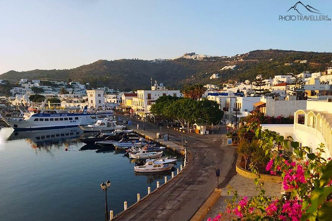 Varios pequeños botes anclan frente al paseo del puerto de Patmos