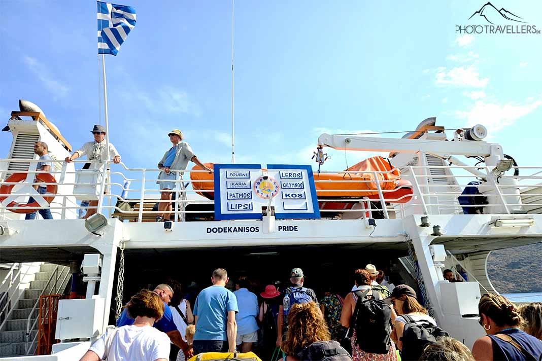 Muchas personas abordan un ferry griego