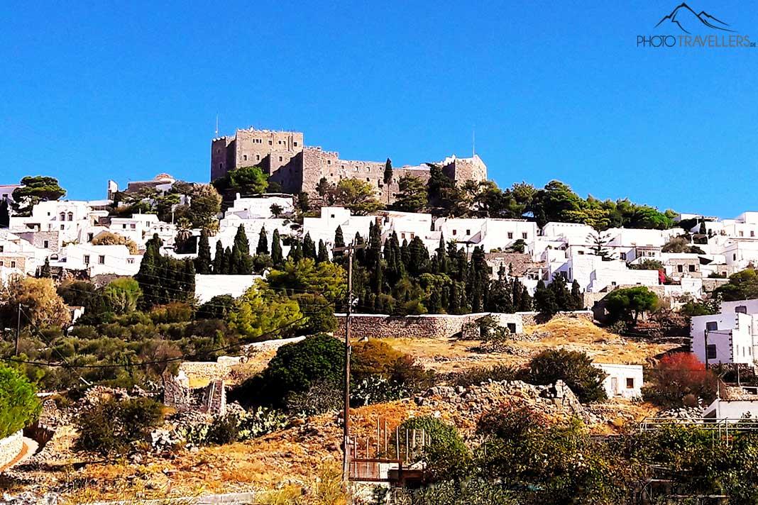 Los poderosos muros de piedra del monasterio de Juan se alzan sobre Patmos