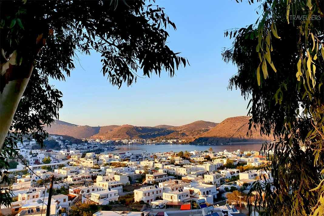 Vista desde arriba del mar de casas blancas alrededor del puerto de Skala