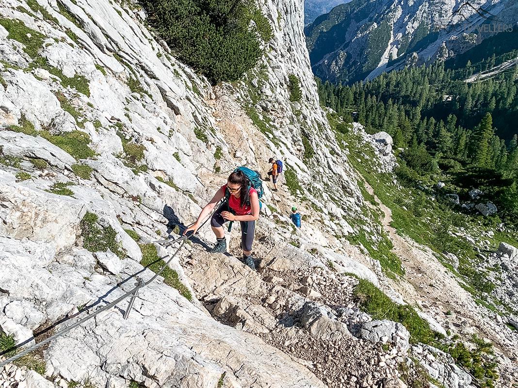 Zone sécurisée par des cordes sur le sentier de randonnée