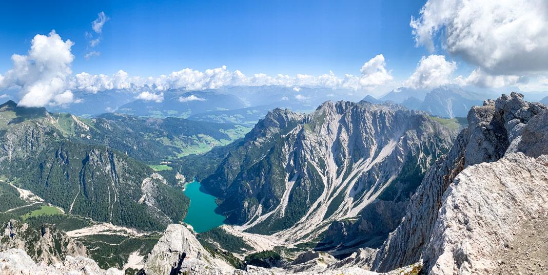 Vue sur le lac de Braies depuis le Seekofel
