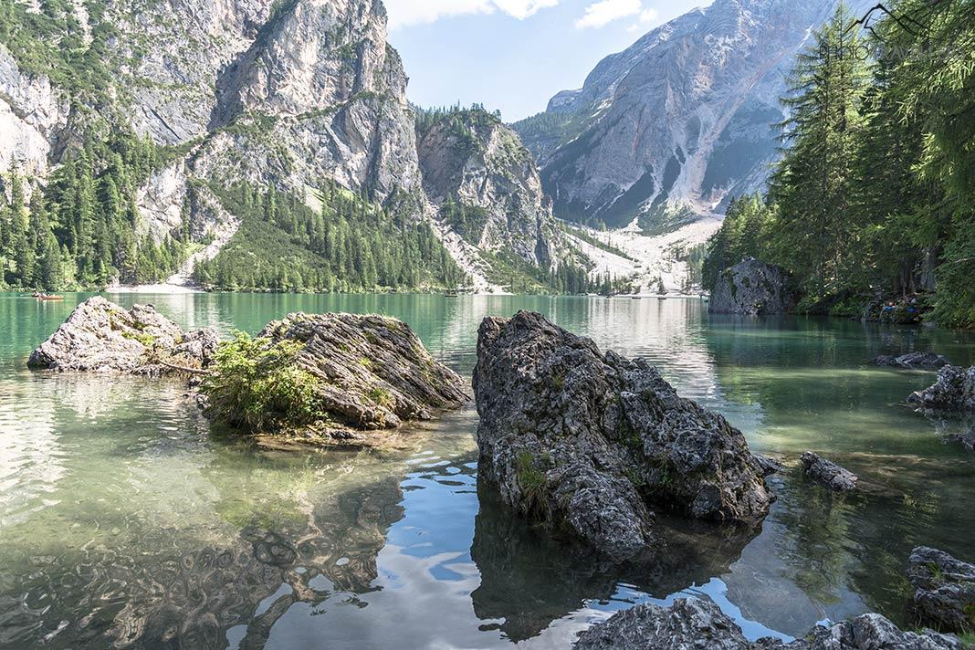 Rochers au bord du lac de Braies