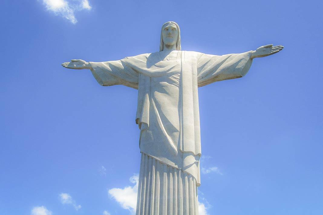 A famosa estátua do Cristo Redentor no Rio de Janeiro diante de um céu azul branco