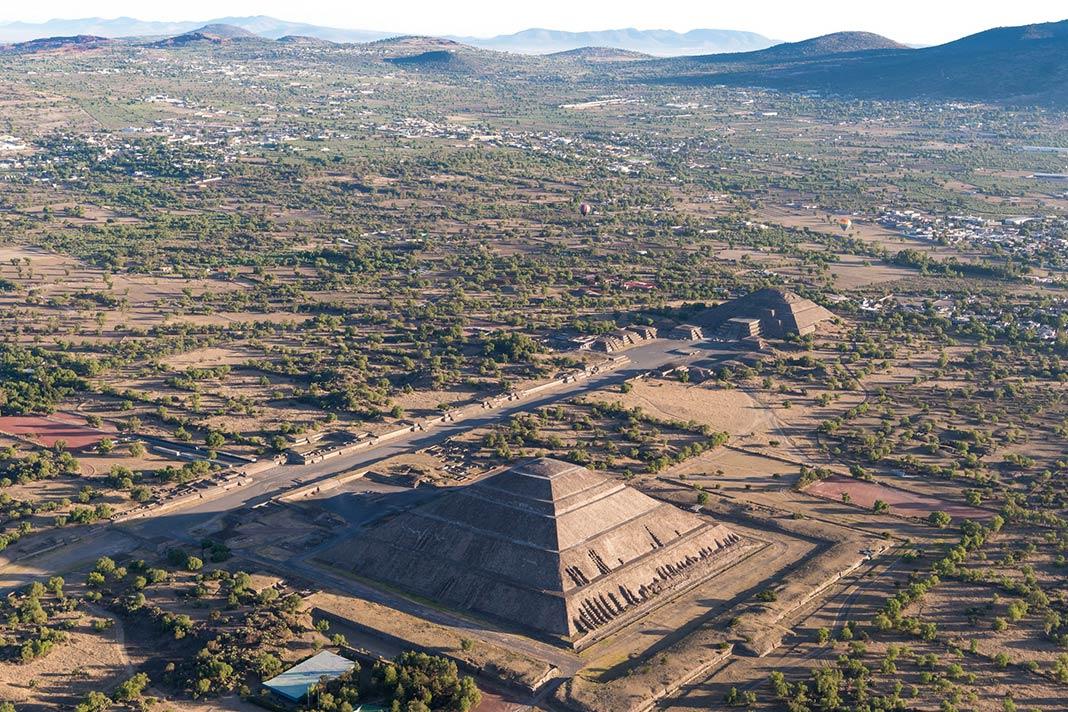 Vista de cima do avião sobre Teotihuacan