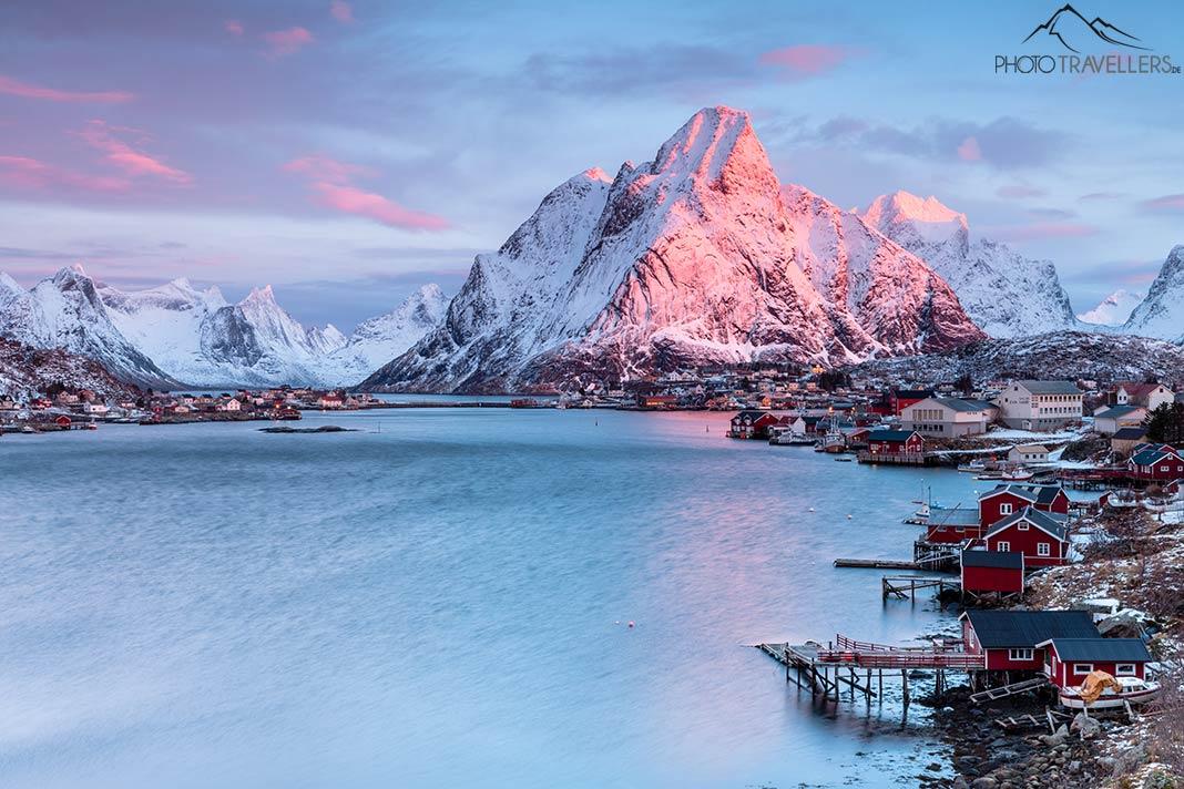 Nascer do sol sobre Reine nas Lofoten