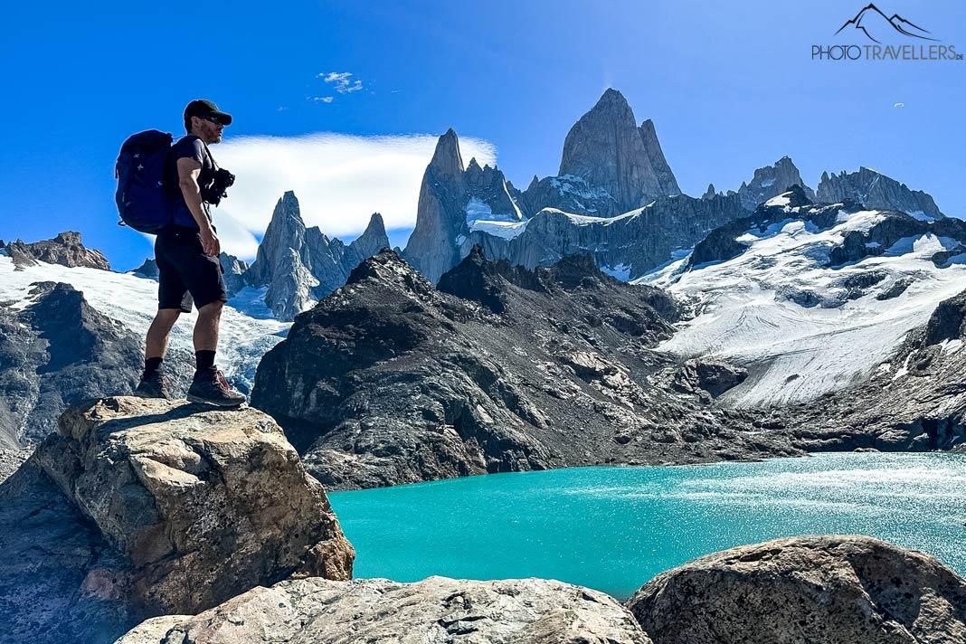 O jornalista de viagens Florian Westermann diante da Laguna de los Tres com o Fitz Roy em Patagônia