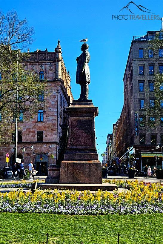 Au centre de l'Esplanade se trouve la statue du poète national finlandais Johan Ludvig Runeberg.