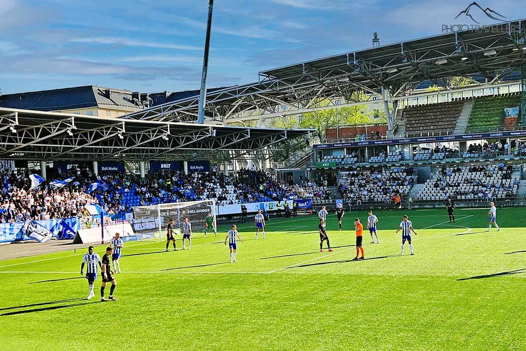 Un match de football de HJK Helsinki se déroule par temps ensoleillé à la Bolt-Arena.