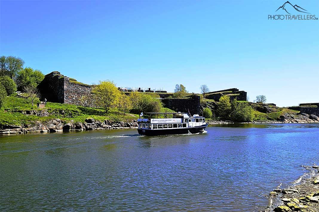 Un bateau à passagers part des anciennes fortifications de l'île de Suomenlinna.