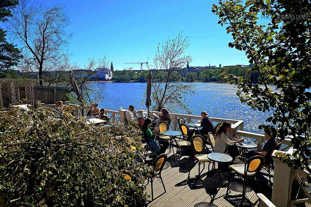 Les invités sont assis sur la terrasse du Café Taideterassi surplombant la baie de Töölö à Helsinki.