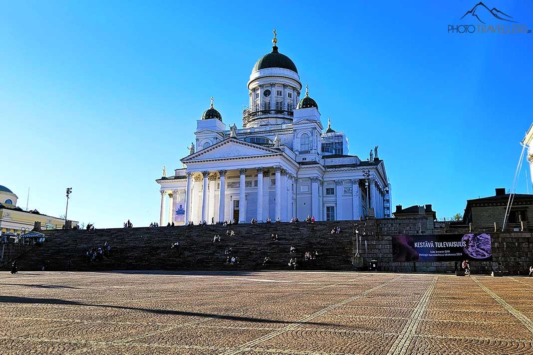 La cathédrale blanche avec son imposant dôme s'élève au-dessus de la place du Sénat d'Helsinki.