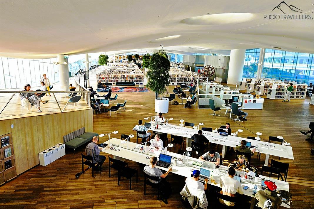 Dans la bibliothèque Oodi, des étagères de livres alternent avec des îlots de lecture futuristes.