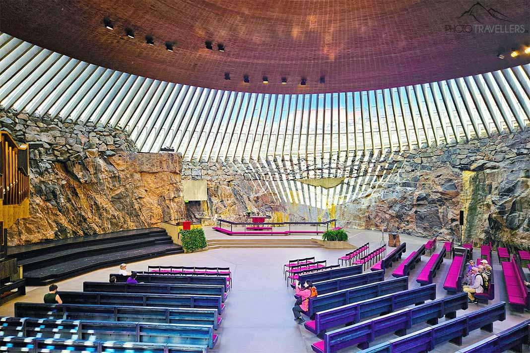 L'intérieur de l'église de la roche à Helsinki est entouré de granit et de 180 fenêtres.