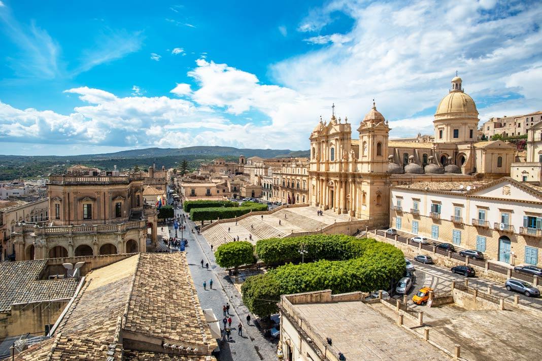 Vista da cidade antiga de Noto com a catedral
