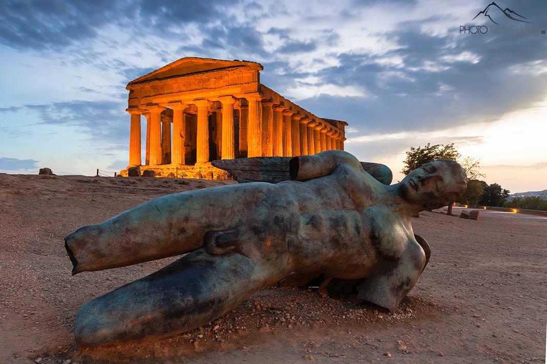 Templo da Concordia com uma estátua em primeiro plano