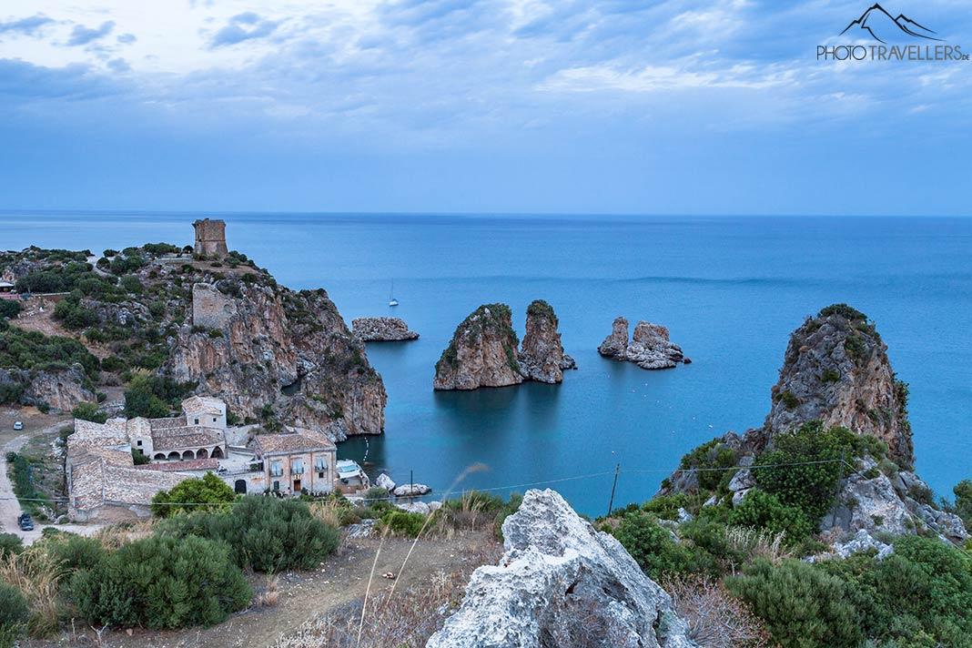 Vista da Cala di Scopello com as rochas no mar