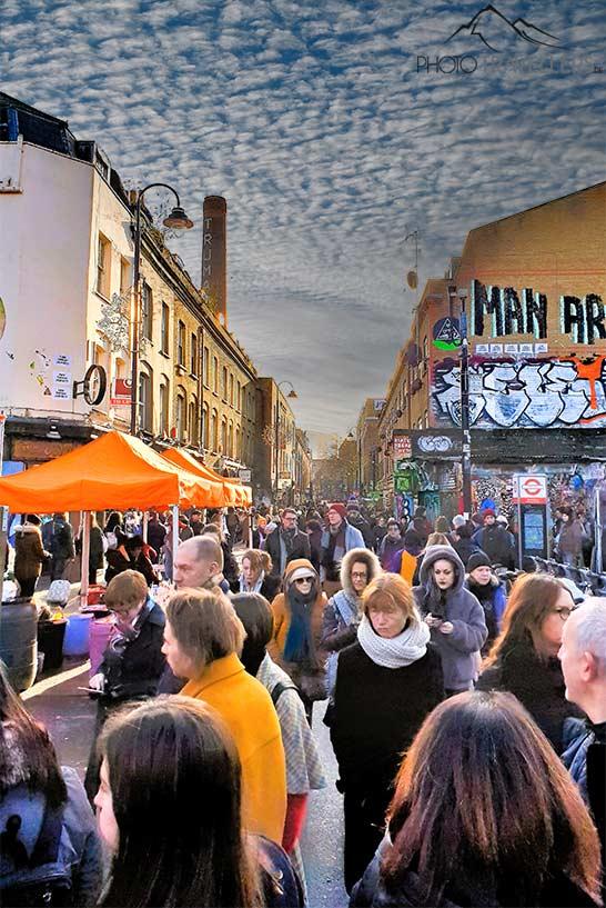 Des gens se pressent entre les stands du marché de Brick Lane